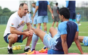 Độc lạ đội tuyển bóng đá châu Á tuyển HLV trưởng qua mạng xã hội