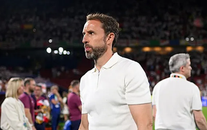 HLV tuyển Anh bị CĐV ném cốc vào người sau trận hòa nhạt nhòa với Slovenia