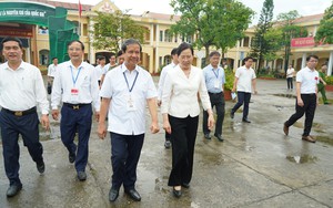 Bộ trưởng Bộ Giáo dục và Đào tạo kiểm tra tổ chức thi tại Hà Nam