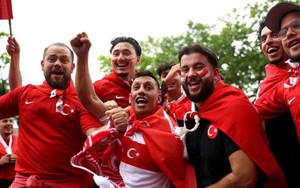 Bữa tiệc ăn mừng đầy cảm xúc của cổ động viên Thổ Nhĩ Kỳ