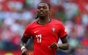 Đừng 'ăn vạ' nữa, hãy ghi bàn đi, Rafael Leao!