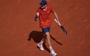 Jannik Sinner vào bán kết giải Pháp mở rộng, chiếm luôn ngôi số 1 thế giới của Djokovic
