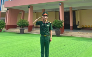 'Hiện tượng cầu lông' của Việt Nam rất khác trong màu áo lính, khoe vinh dự đặc biệt của người chiến sĩ trước thềm Olympic