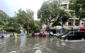 Hà Nội: Mưa lớn đầu giờ sáng, một số tuyến đường ngập úng, tắc đường cục bộ