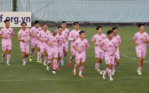 Tin nóng bóng đá Việt hôm nay 6/6: Hàng loạt cầu thủ Khánh Hòa 'đình công', đội tuyển Việt Nam tập chống bóng bổng trước Philippines