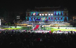 Huế: Khán giả chờ đợi dưới mưa lắng nghe nhạc Trịnh