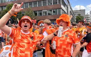 CĐV Hà Lan nhuộm Dortmund thành màu da cam