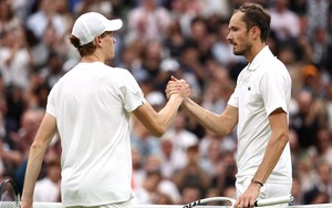 Kết quả tứ kết Wimbledon: Số 1 thế giới Sinner bị loại, Alcaraz ngược dòng đẳng cấp