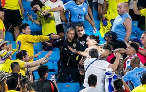 Bị CĐV Colombia sỉ nhục, Darwin Nunez phi thẳng lên khán đài để 'so tài võ thuật'