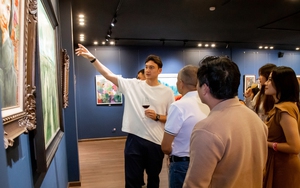 Thủ môn Đặng Văn Lâm tham quan triển lãm tranh khi đi nghỉ cùng gia đình ở Đà Lạt sau đám cưới