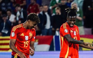 'Đôi cánh thiên thần' của Tây Ban Nha được ví như 2 nhân vật bộ truyện nổi tiếng sau pha phối hợp ghi bàn vào lưới Anh 