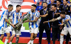 Messi khiến triệu fan cảm phục với hành động đặc biệt trong lễ đăng quang Copa America của Argentina