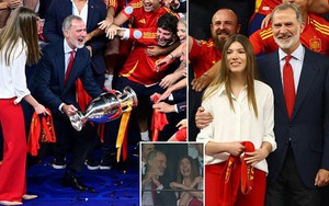 Công chúa Tây Ban Nha gây sốt khi xuất hiện ở chung kết EURO, xuống sân cùng cầu thủ ăn mừng danh hiệu