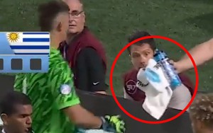 'Mang tài liệu' vào đá 11m đang trở thành xu thế mới của bóng đá, đối thủ giấu đi thì lại bị... phạt thẻ