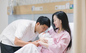 Cầu thủ Việt Nam gia nhập hội ông bố 'bỉm sữa' hè này, có điểm chung khiến chị em phấn khích