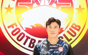 Bùi Tiến Dũng rạng rỡ cùng vợ con trong ngày ra mắt đội bóng mới