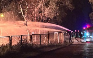 Dập tắt đám cháy trên cao tốc Hà Nội - Hải Phòng trong đêm