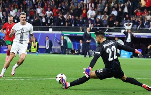 Diogo Costa: Người ‘giải cứu’ Ronaldo từng vừa kiến tạo vừa cản 11m trong một trận đấu ở Cúp C1