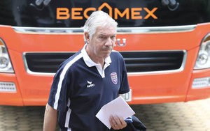 HLV Hoàng Anh Tuấn tái ngộ người quen cũ ở Bình Dương