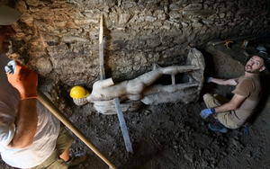 Phát hiện tượng thần Hermes trong cống cổ La Mã