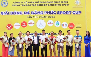 Cầu thủ nhí phấn khích khi gặp thần tượng Bùi Tiến Dũng 