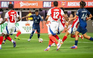 Jesus - Martinelli tỏa sáng, Arsenal ngược dòng đánh bại MU