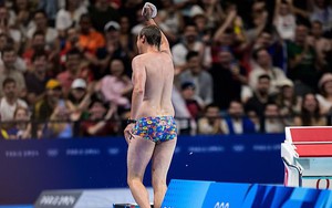 Hài hước Olympic: Tình nguyện viên lặn xuống hồ bơi để... cứu đồ vật, nhưng trang phục mới là thứ gây ấn tượng hơn cả