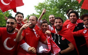 CĐV Thổ Nhĩ Kỳ phấn khích vì tấm vé vào tứ kết EURO sau 16 năm