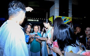 Mỹ nhân Jeon So Min trong vòng vây của fan Việt tại LHP châu Á Đà Nẵng 2024