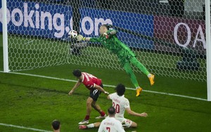 Thủ môn Thổ Nhĩ Kỳ cản phá xuất thần, được HLV đối thủ ngợi khen, ví với huyền thoại tuyển Anh