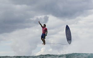 Bức ảnh chụp VĐV đứng trên không trung ăn mừng gây sốt ở Olympic, khiến nhiều người nghi ngờ là dùng Photoshop