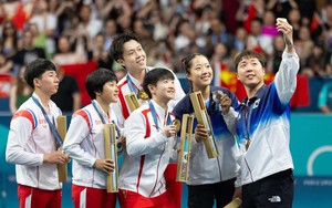 VĐV của Triều Tiên và Hàn Quốc chụp ảnh selfie trên bục nhận giải, CĐV khen ngợi: ‘Tinh thần thực sự của Olympic là đây’