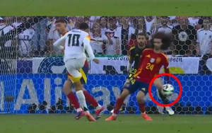 Vì sao hậu vệ Tây Ban Nha chạm tay trong vòng cấm nhưng không có phạt đền cho tuyển Đức?