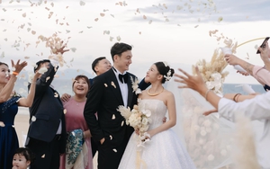 Thủ thành Đặng Văn Lâm và cô dâu Yến Xuân rạng rỡ trong lễ cưới giản dị bên bờ biển