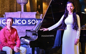 Hiền Nguyễn Soprano gây ấn tượng khi hát 'Se chỉ luồn kim' tại Italy
