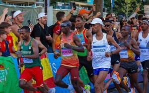 Kipchoge bỏ cuộc từ km thứ 31, tan mộng giành HCV marathon Olympic thứ 3 liên tiếp