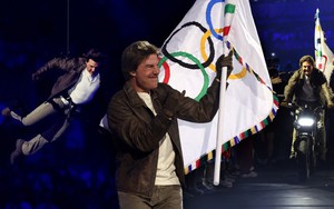 Tom Cruise xuất hiện cực ngầu trong lễ bế mạc Paris 2024 với mô tô chở lá cờ Olympic như trong phim