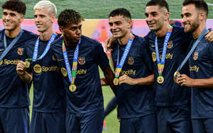 Cầu thủ Barca khoe huy chương EURO lẫn Olympic xong thua đậm đối thủ, bị chỉ trích không thương tiếc