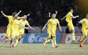 Ngược dòng thắng 3-1, đại diện Việt Nam đứng đầu Cúp Đông Nam Á, xếp trên nhà vô địch của Thái Lan