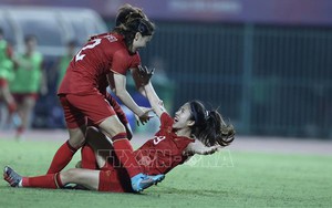 Thanh Nhã ghi siêu phẩm ở châu Âu sau pha phản công 11 giây, được so sánh với bàn thắng của siêu sao hàng đầu thế giới