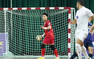 Hồ Văn Ý được vinh danh sau trận đấu với CLB TOP 8 châu Âu