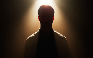 Sao Ngoại hạng Anh đưa bồ về nhà, bị vợ phát hiện qua một thiết bị phổ biến gắn ở cửa