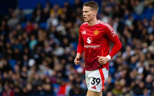 MU bị huyền thoại chỉ trích thẳng thừng vì bán McTominay cho Napoli