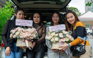 Ca sĩ Thu Phượng và con gái tặng quà cho bệnh nhi ung thư