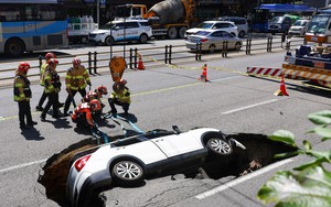 Hàn Quốc: "Hố tử thần" nuốt chửng ô tô ở thủ đô Seoul