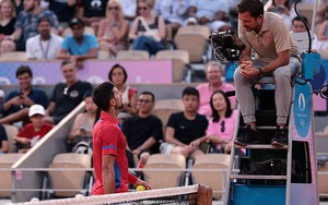 Djokovic bị la ó vì tranh cãi với trọng tài, vẫn bình tĩnh giành vé vào chung kết đơn nam Olympic 2024