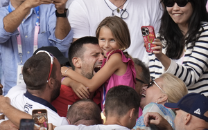 Djokovic bật khóc, nói HCV là 'thành tựu lớn nhất sự nghiệp', úp mở khả năng tham dự Olympic 2028