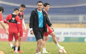 Tin nóng bóng đá Việt 5/8: 'Zico Thái' Kiatisuk trở lại HAGL, HLV Kim Sang Sik 'xem giò' cầu thủ U13