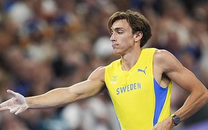 VĐV nhảy sào phá kỷ lục thế giới, ăn mừng động tác 'hot trend' tại Olympic 2024 khiến cộng đồng mạng dậy sóng