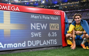 Môn nhảy sào Olympic 2024: “Người bay” Duplantis lần thứ 9 phá kỷ lục thế giới